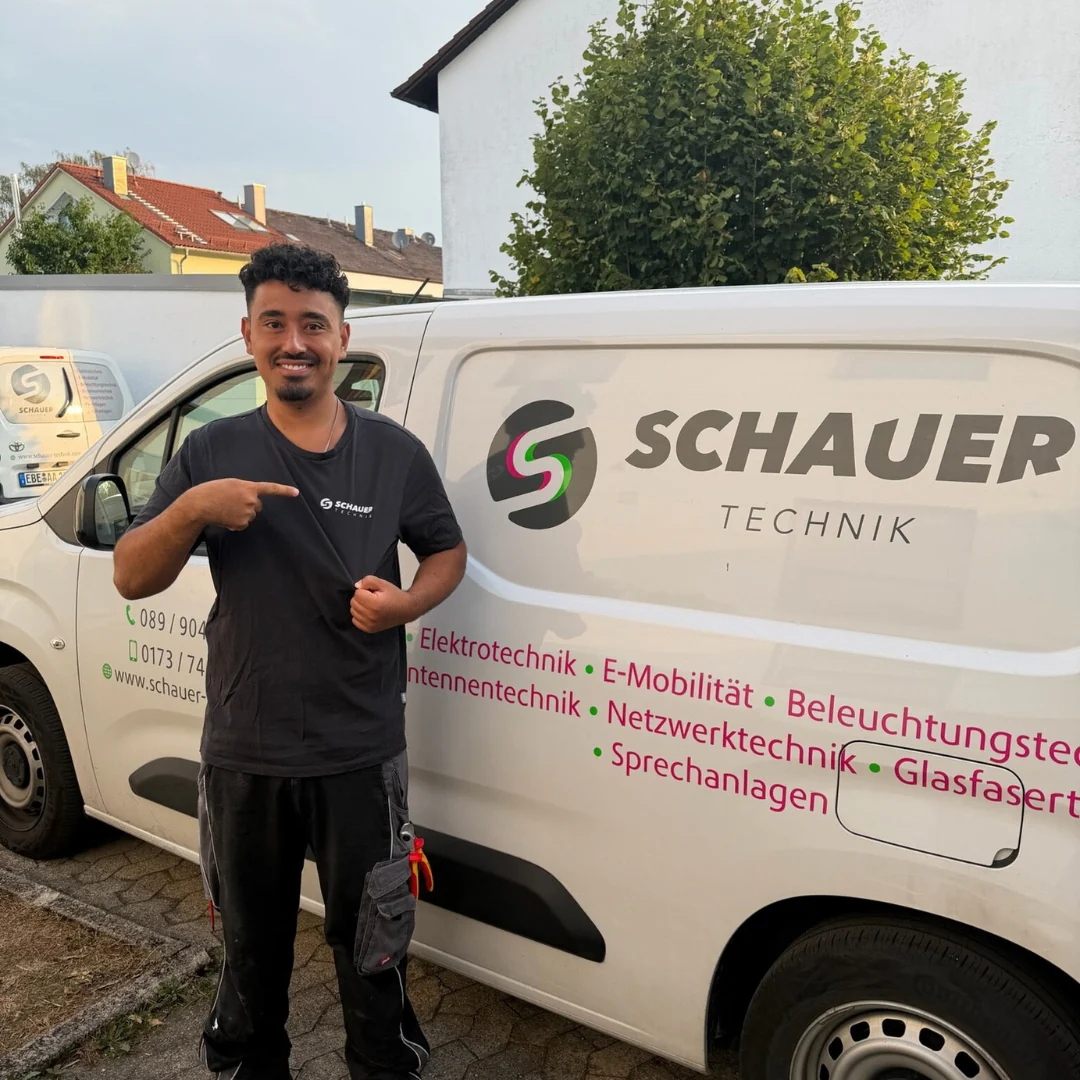 Mitarbeiter von Schauer Technik vor einem Firmenfahrzeug in Vaterstetten
