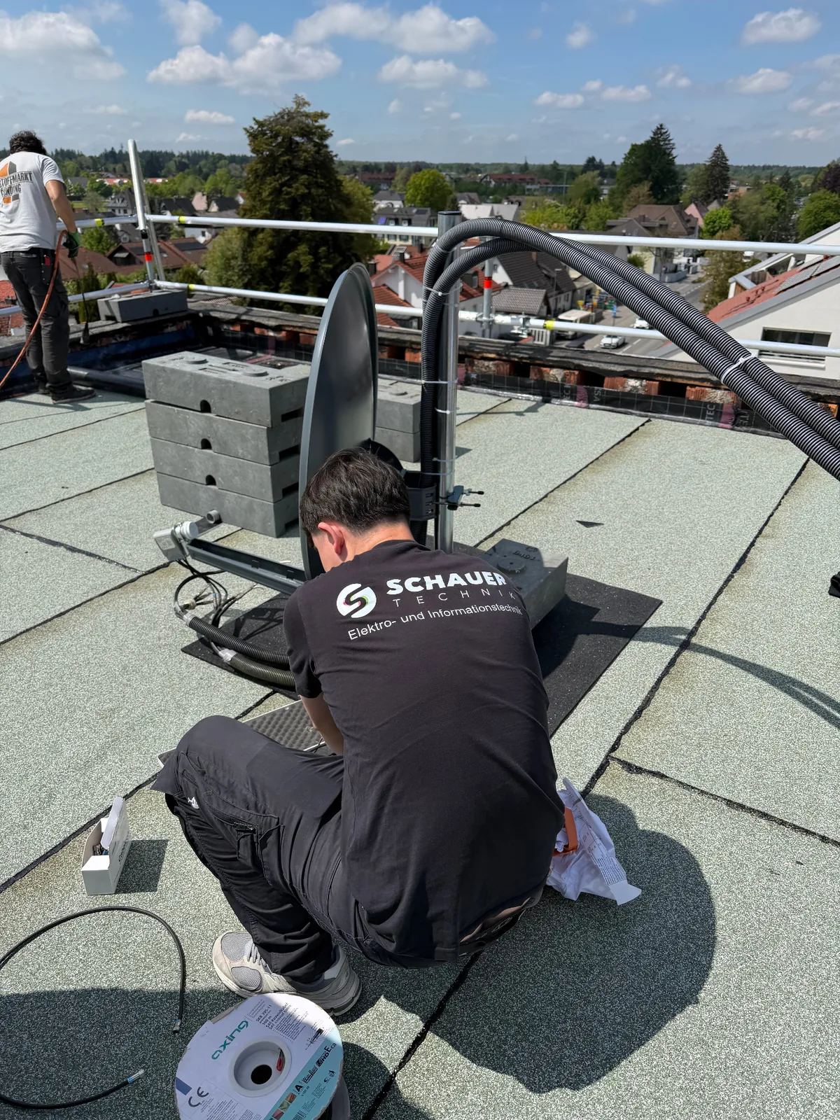 Team von Schauer Technik bei der Arbeit auf einer Baustelle im Raum München